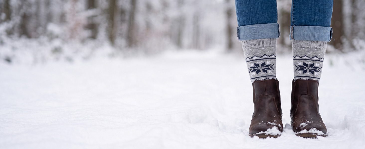 Premium A+ Bild: Norwegersocken mit Stiefeln im Schnee