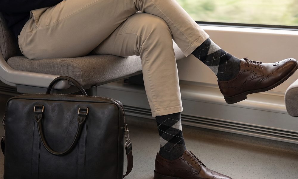 A+ Bild: Business-Socken auf einer Zugreise